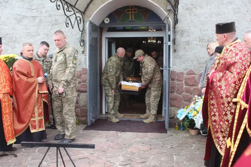 У Кип’ячці навколішки прощались із Віталієм Федуном — командиром, батьком, Героєм У Кип’ячці навколішки прощались із Віталієм Федуном — командиром, батьком, Героєм