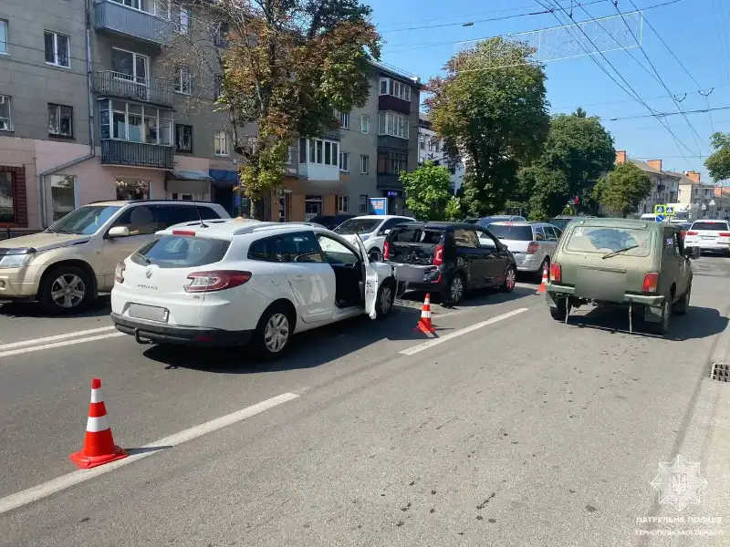 У центрі Тернополя зупинився рух: на кільці вантажівка заблокувала перехрестя