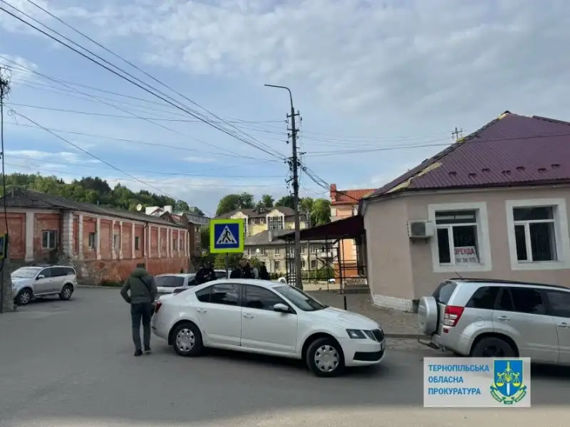 На Тернопільщині затримали чоловіка, який за $14 тисяч обіцяв оформити відстрочку від мобілізаці На Тернопільщині затримали чоловіка, який за $14 тисяч обіцяв оформити відстрочку від мобілізаці