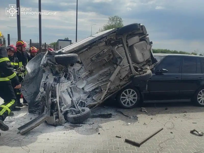 Аварія в центрі Тернополя: рятувальники деблокували постраждалого з розтрощеного авто Аварія в центрі Тернополя: рятувальники деблокували постраждалого з розтрощеного авто