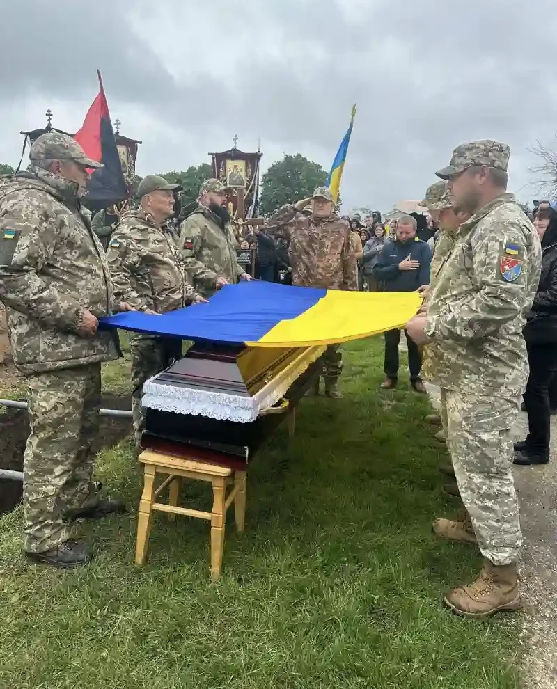 На Тернопільщині попрощались із бійцем, який загинув у день свого 50-річчя