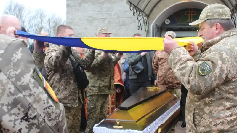 У Кип’ячці навколішки прощались із Віталієм Федуном — командиром, батьком, Героєм У Кип’ячці навколішки прощались із Віталієм Федуном — командиром, батьком, Героєм