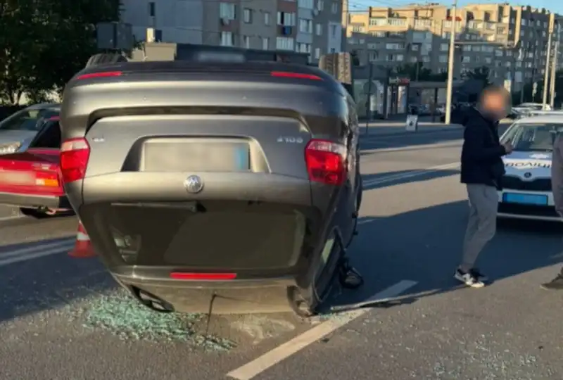 ДТП на Тернопільщині: легковик перекинувся, водія госпіталізовано до нейрохірургії