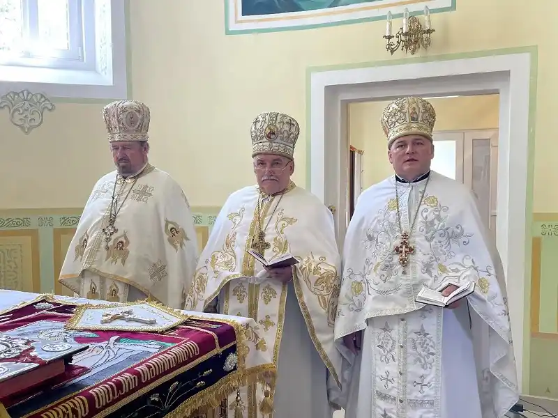 У селі Раштівці освятили новий престіл у храмі Воздвиження Хреста У селі Раштівці освятили новий престіл у храмі Воздвиження Хреста